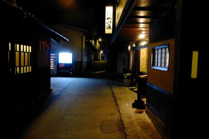 黒川温泉。風情のある夜道。