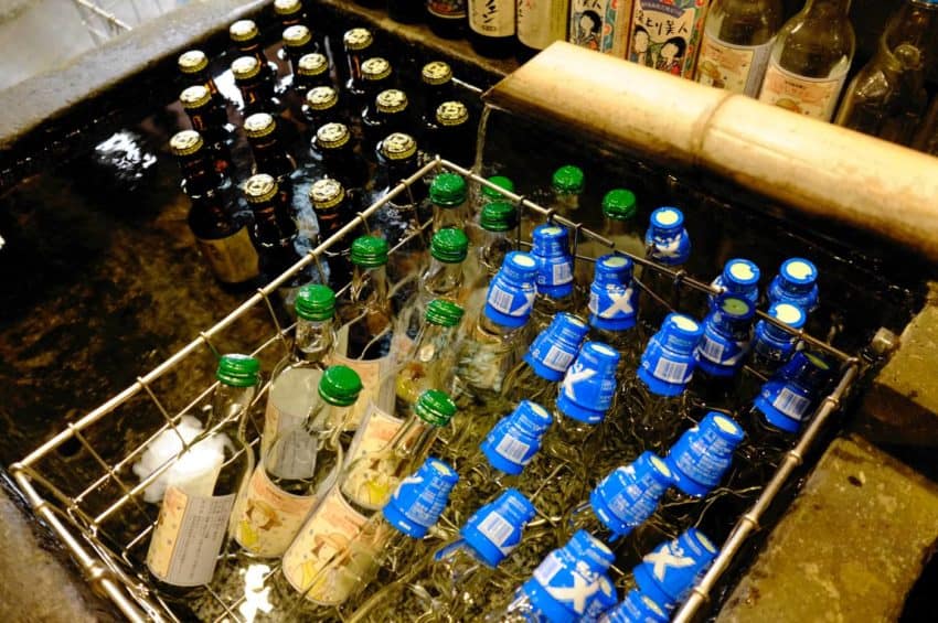 黒川温泉。山の水で冷やされたサイダー。薄ら寒かったので飲むのは止めた。