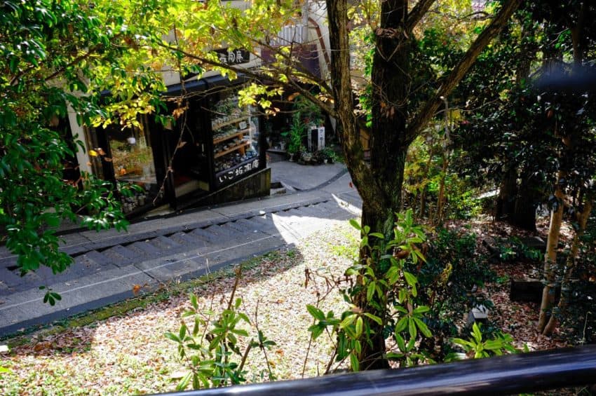 黒川温泉。こういう坂が多くて、渋い店がたくさん。