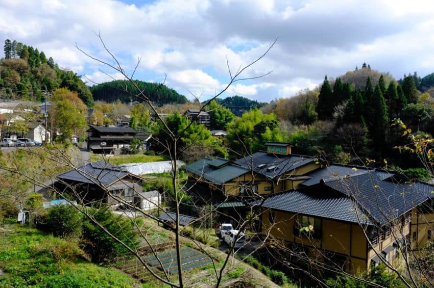 黒川温泉。人里が見えてきた。
