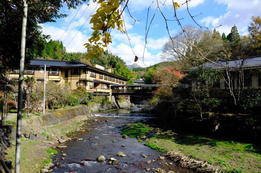 黒川温泉。川のそばに建っている旅館も泊まってみたかった。