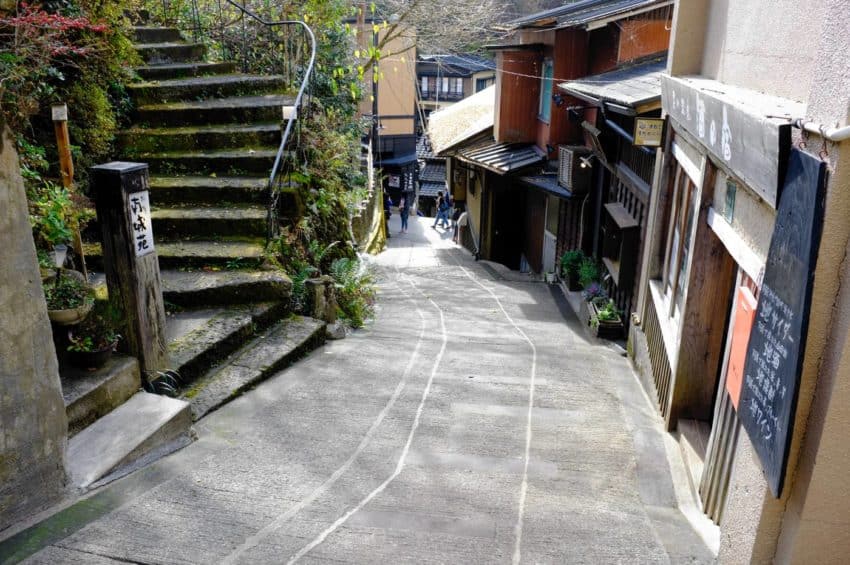 黒川温泉。坂が多くて風情たっぷり。