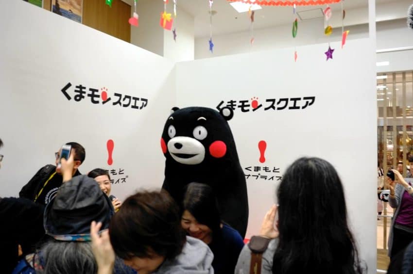くまモン。女子を襲ってるようにも見えるw
