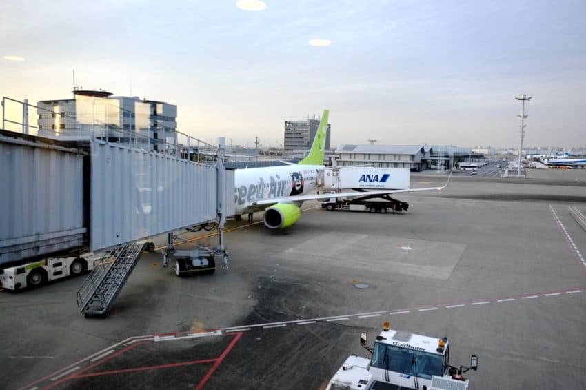 羽田空港。ソラシドエアの機体にもくまモン。