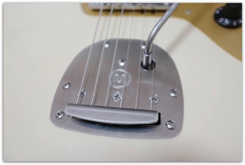 Mastery Bridge Offset Mastery VibratoをBacchus Jazzmasterに装着しました
