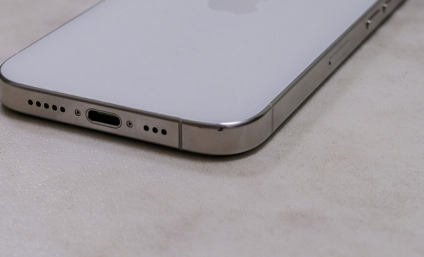 iPhone 15 Proをケース無しで使った状態